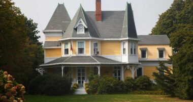 Homeowners rush to refinance as mortgage rates plunge