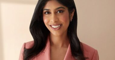 US-based skin cancer surgeon and beauty expert Dr Neera Nathan has declared L'Oréal Elvive Glycolic Gloss Shampoo and Conditioner her go-to for glossy, healthy hair