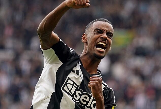 Liverpool risk blowing their Premier League title chances if they miss out on Alexander Isak and do not secure a plan B option, Jamie Carragher has claimed