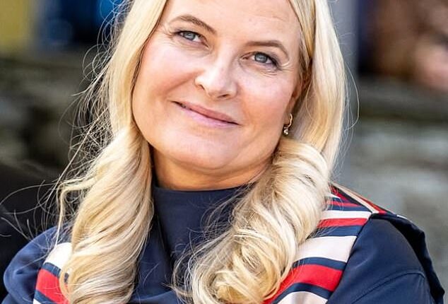 In the new portrait, posted on the official Instagram account of the Norwegian royal household, Crown Princess Mette-Marit is dressed in the colours of her country's flag