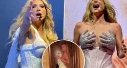 Kesha strips down for bathroom selfie, shares wild message