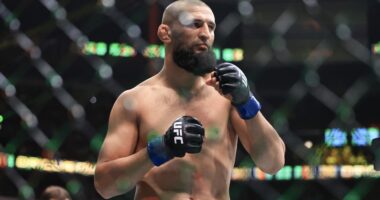 Khamzat Chimaev Dominates Dricus du Plessis at UFC 319