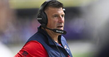 Patriots' Vrabel Gets Blunt on 2 Veterans After Cutting Them