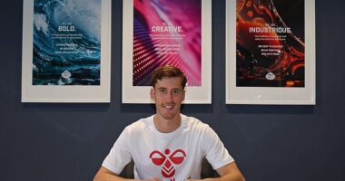 Sunderland have made Dutch goalkeeper Robin Roefs their eighth new signing of the summer