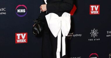 Leila McKinnon's slick, beautifully-tailored power suit delivered class and elegance, while the large bow injected a bit of fun without overwhelming her shape