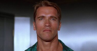 Arnold Schwarzenegger’s Controversial 67% Sci-Fi Thriller Lands a New Streaming Platform Ahead of Glen Powell Remake