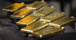 Gold futures rise to record high on Fed concerns, rate cut expectations