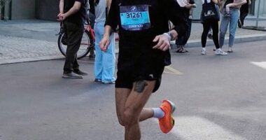 Harry Styles went incognito as he ran the Berlin Marathon on Sunday under the name of Sted Sarandos