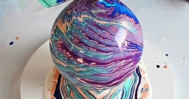 I Turn Any Vase Into Art, And Here Are My Fun & Easy Acrylic Pouring Ideas