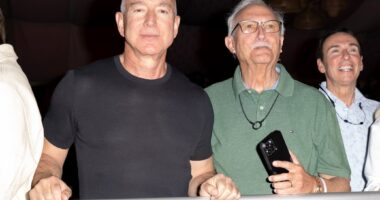 Celebrity Net Worth logo