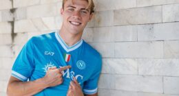 Rasmus Hojlund pictured wearing a Napoli shirt after completing a move from Man United