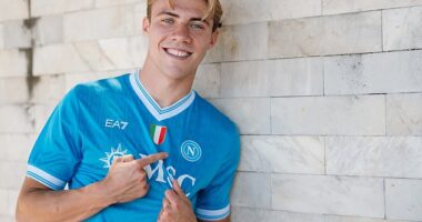 Rasmus Hojlund pictured wearing a Napoli shirt after completing a move from Man United