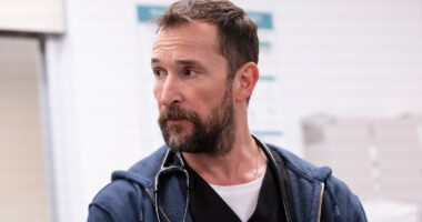 Noah Wyle Wins Best Actor in a Drama Series