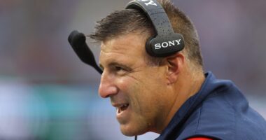 Patriots Re-Sign 6-foot-7 Lineman With Local Ties