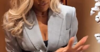 Serena Williams appeared put-off by a cotton plant in the hallway of a New York City hotel