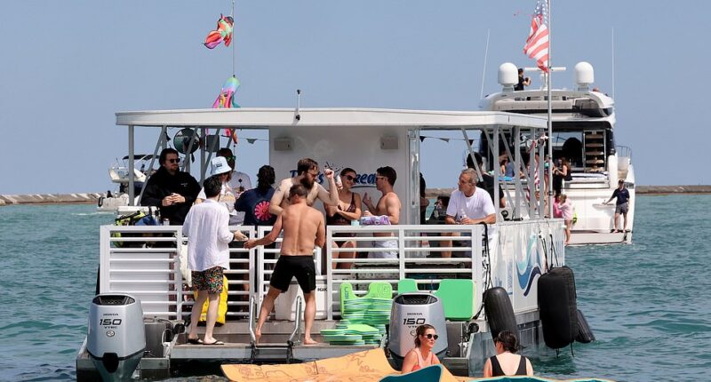 The Playpen, Lake Michigan¿s most notorious hotspot, sees anywhere from 100 to 500 boats drop anchor on summer weekends, from modest skiffs to towering luxury yachts ¿ especially for the last holiday of the summer, Labor Day