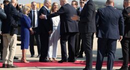 Iraeli prime minister Benjamin Netanyahu greets Trump at the airport