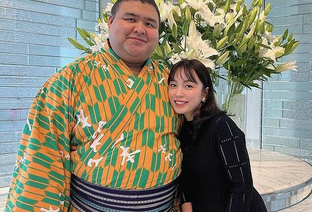 Another athlete, Takayasu Akira, 35, made his professional debut in 2005, after those around him noted an uncanny resemblance to fellow athlete Kisenosato, and spent much of her younger years training tirelessly in the sport. Takayasu, who is of both Japanese and Filipino descent, found love in enka singer Konomi Mori in his twenties while competing as a wrestler