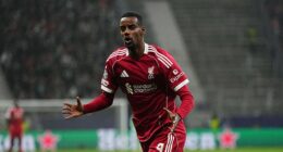 Alexander Isak se retiró en el descanso del choque del Liverpool contra el Eintracht de Fráncfort con una 'lesión en la ingle'