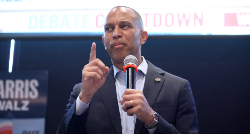 Hakeem Jeffries Finally Backs Zohran Mamdani in NYC Mayoral Race.