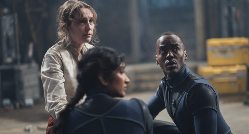 Rose Ayling-Ellis, Varada Sethu and Ncuti Gatwa in Doctor Who episode "The Well"