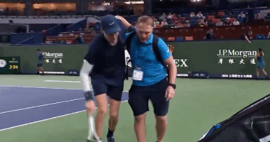 Jannik Sinner requires assistance leaving court after retirement in Shanghai