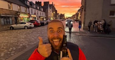 Justin Bieber appeared to give a bottle of Innis and Gunn his seal of approval, displaying a keen thumbs up which he paired with a cheesy grin