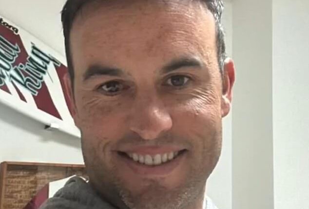 US soccer legend Landon Donovan revealed his new look on Friday after getting a hair piece