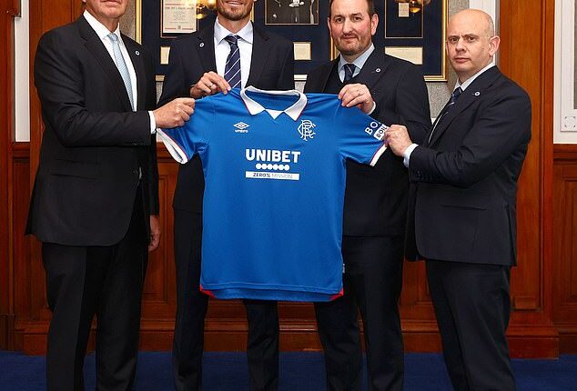 Chairman Andrew Cavenagh (left), Sporting Director Kevin Thelwell (second right), CEO Patrick Stewart (right) pose with new head coach Danny Röhl