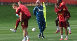 Sean Dyche (centro) ha establecido algunas reglas para sus jugadores durante los entrenamientos del Nottingham Forest