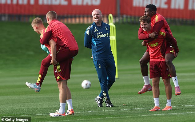 Sean Dyche (centro) ha establecido algunas reglas para sus jugadores durante los entrenamientos del Nottingham Forest