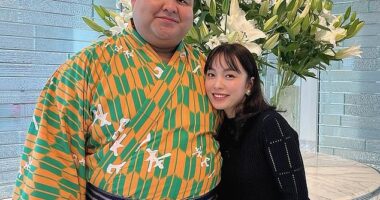 Another athlete, Takayasu Akira, 35, made his professional debut in 2005, after those around him noted an uncanny resemblance to fellow athlete Kisenosato, and spent much of her younger years training tirelessly in the sport. Takayasu, who is of both Japanese and Filipino descent, found love in enka singer Konomi Mori in his twenties while competing as a wrestler