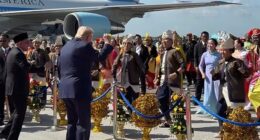 President Donald Trump greeted Malaysian dancers with his signature moves as he kicked off his highly anticipated week-long foreign trip to Asia