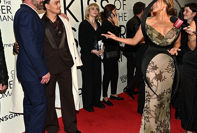 Ben Affleck and Jennifer Lopez showed there's no bad blood between them as they reunited on Monday night at the premiere of Kiss of the Spider Woman