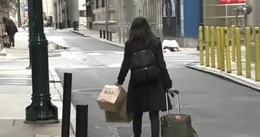 A guest is seen abruptly leaving the Sonder hotel she was staying at in Philadelphia with her luggage in tow