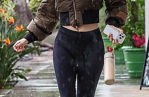 Ana de Armas, 37, (left) channelled the iconic moment Nicole Kidman, 58, left her lawyer's office in elation after her Tom Cruise divorce was finalised in 2001, following her own split from the actor