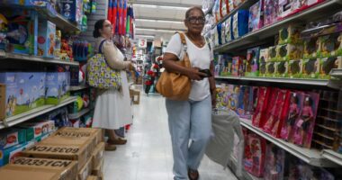 Anxiety over government shutdown pushes consumer sentiment down to near-record low