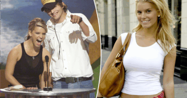Ashton Kutcher’s reaction to 22-year-old Jessica Simpson saying she was still a virgin (Video)