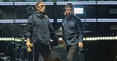 Australian fans have been whipped into a frenzy after Oasis stars Noel and Liam Gallagher cheekily mocked the Aussie accent during their sold-out show in Melbourne on Friday