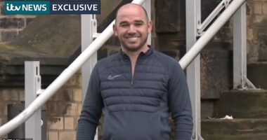 Fraudster William 'Billy' Smith, 35, smiled to cameras as he handed himself back into HMP Wandsworth