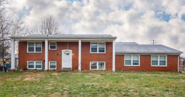 House For Sale Goes Viral Because The More You Look, The Crazier It Gets (28 Pics)