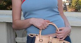 AI photos have imagined what Anne Hathaway would look like if she had not had any suspected cosmetic enhancements. She's seen in 2001