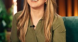 Kelly Clarkson has opened up about the thing she can't stand the most about American schools during a candid discussion with Kylie Kelce