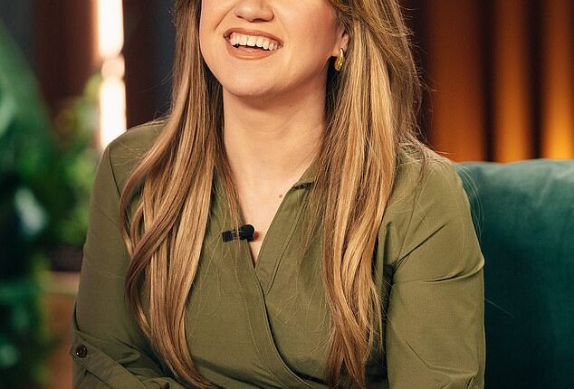 Kelly Clarkson has opened up about the thing she can't stand the most about American schools during a candid discussion with Kylie Kelce