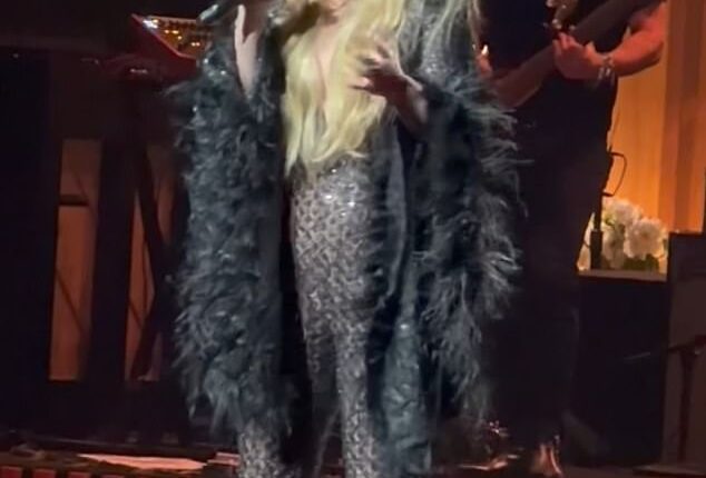 Kelly Clarkson made her audience roar with laughter on Saturday evening. When on stage during her Studio Sessions show at Caesars Palace in Las Vegas, the musician shared an eye-popping story from her past