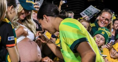 Aussie star Sam Kerr was asked to sign this woman's pregnant belly to the delight of the crowd