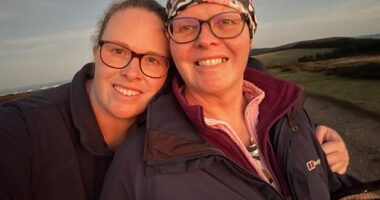 In April 2024, Siobhan Ryan, 63, (right) was diagnosed with stage 4 ovarian cancer that she believes was caused by exposure to asbestos-contaminated Johnson&Johnson's baby powder (pictured with her daughter Kirsty)