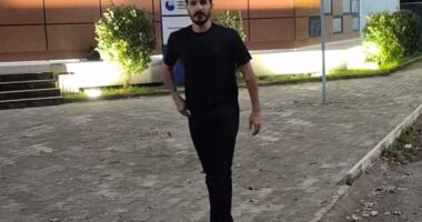 Tinder Swindler Shimon Hayut strolling out of prison following his dramatic release