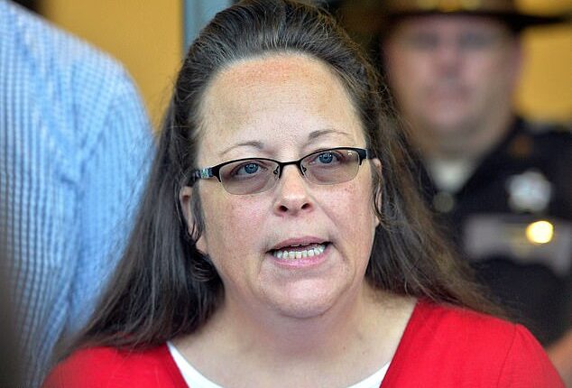 Rowan County Clerk Kim Davis makes a statement to the media at the front door of the Rowan County Judicial Center in Morehead, Kentucky, in 2015