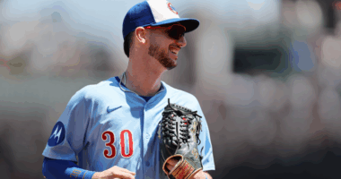 Kyle Tucker swings during a 2025 Cubs game as reports show the Yankees losing ground to the Blue Jays in free agency.